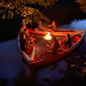Lagerfeuer auf dem Wasser